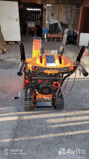 Снегоуборщик бензиновый гусеничный