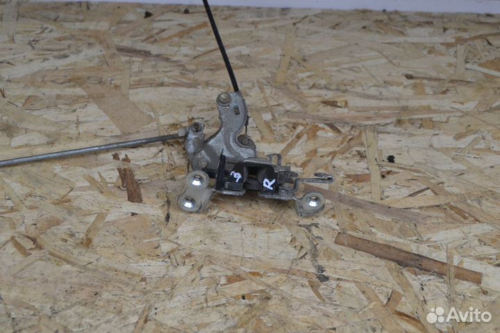 Замок двери задний правый Toyota Noah R60