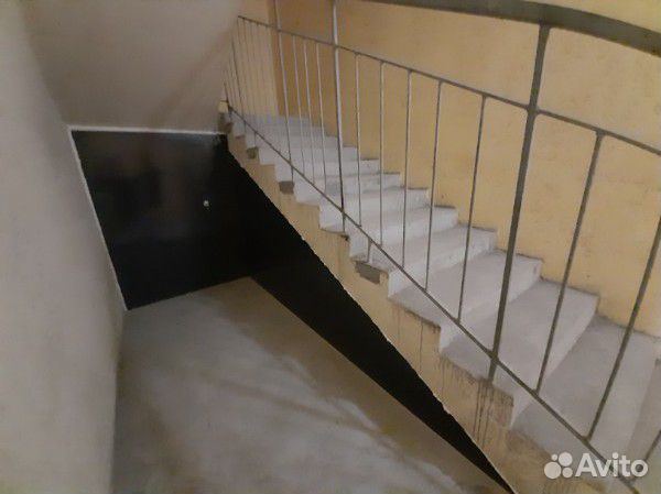 Стальная кладовка с дверью между этажами