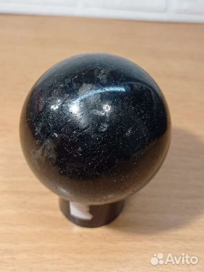 Шар, сфера из камня гранатовый амфиболит