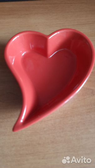 Тарелки керамические в форме сердец на подставке