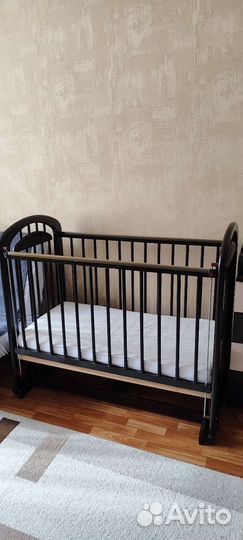 Детская кроватка с поперечным маятником