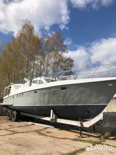 Прогулочный катер