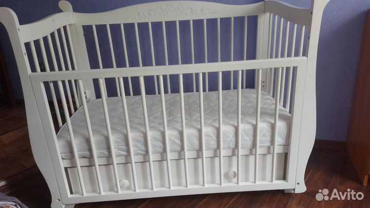 Детская кроватка с маятником и ящиком