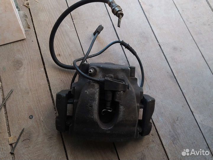 Суппорт мерседес 210 передний