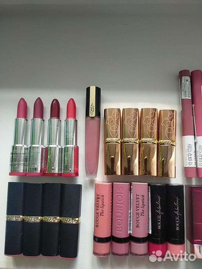 Помады разных фирм