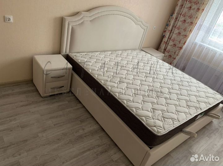 Кровать двуспальная с подъемным механизмом