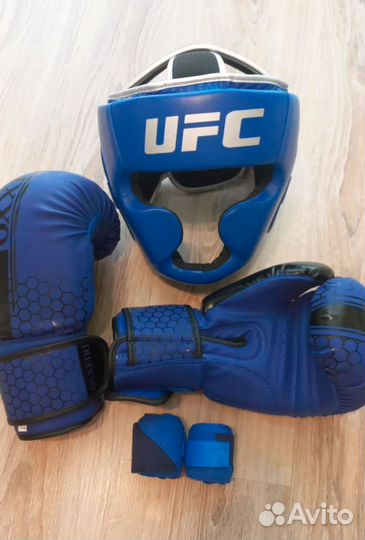 Новые шлем и перчатки для бокса
