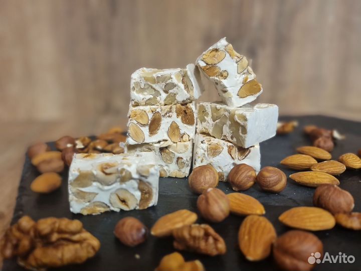 Батончик из нуги с грецким орехом в шоубоксе
