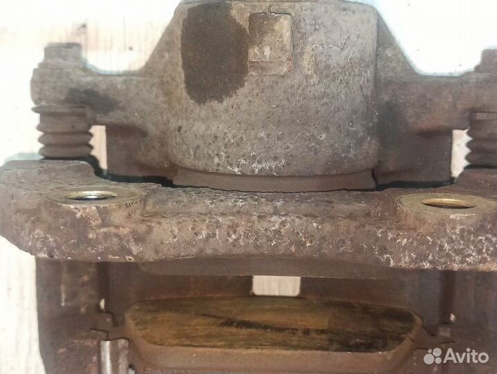 Суппорт передний левый Nissan Primera P12 лифтбек