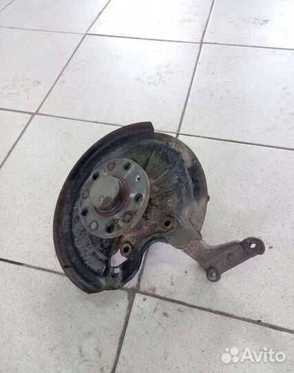 Кулак задний левый Skoda Octavia A5