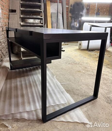 Компьютерный стол с корзиной для проводов лофт