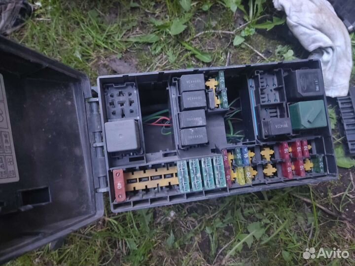 Блок предохранителей, щиток приборов, бачок