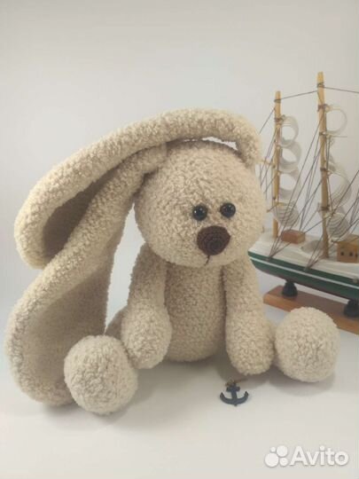 Плюшевый заяц вязаный