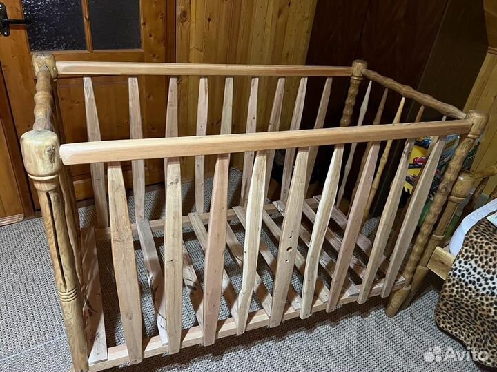 Детская кроватка из массива дуба и яблони