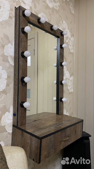 Гримерное зеркало с лампочками