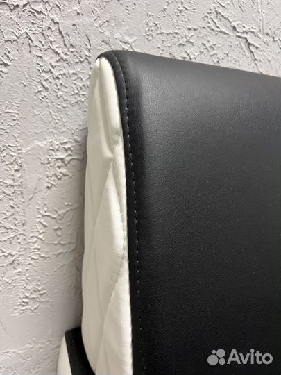 Кожаный диван