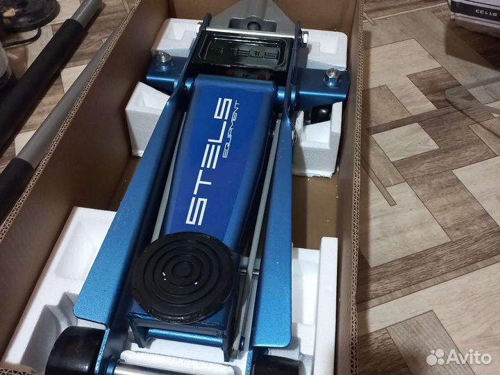 Домкрат подкатной 3т stels совсем новые