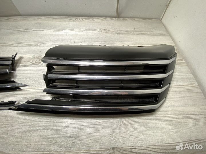 Молдинги решетки радиатора Passat b7