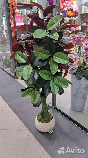 Искусственное дерево в горшке