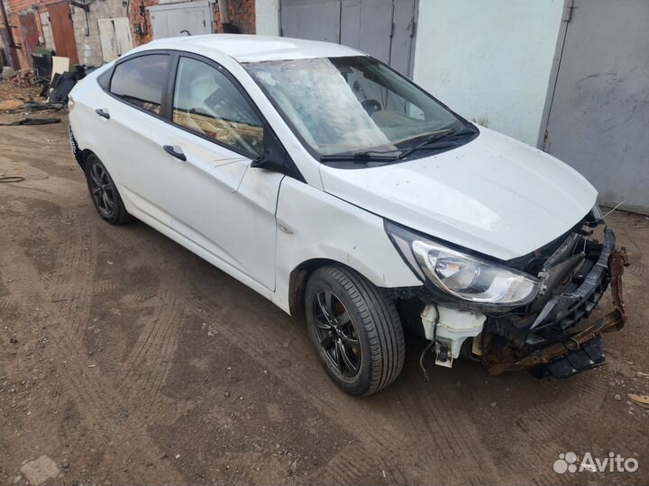 Hyundai Solaris 1.4 AT, 2014, битый, 145 000 км