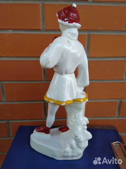 Фарфоровая статуэтка Фигуристка на катке