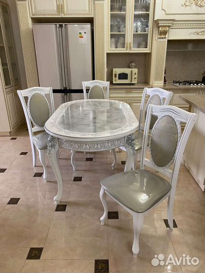 Стол и стулья