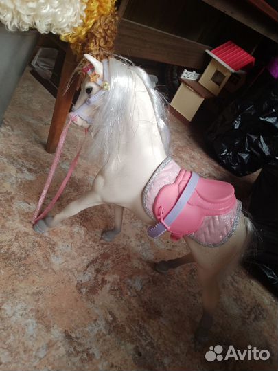 Детская лошадь и к ней большая конюшня