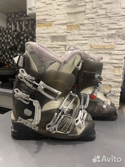 Горные лыжи и ботинки