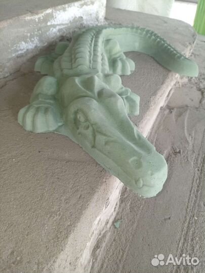 Крокодил из бетона. Садовый декор