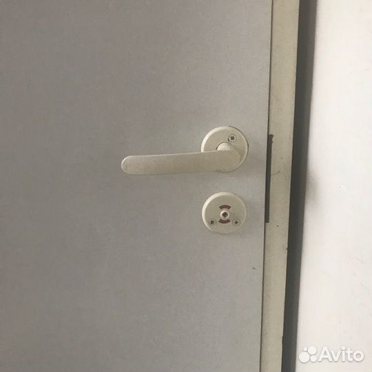 Двери в ванную комнату