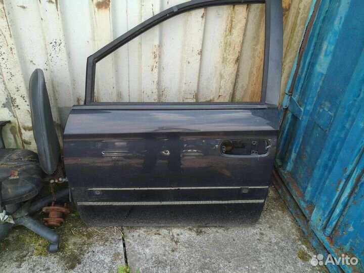 Дверь передняя левая Chrysler Voyager 2003 год