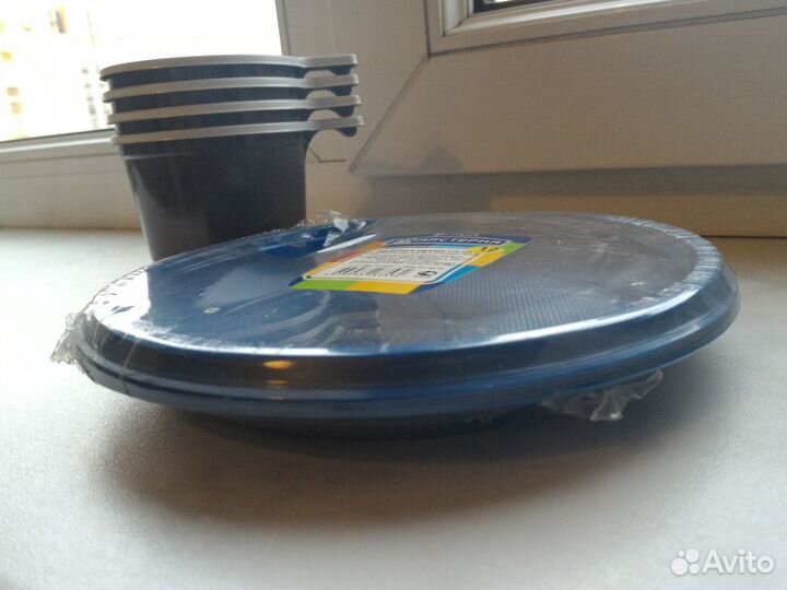 Пластиковые тарелки и стаканы