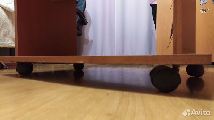 Столик на колесиках