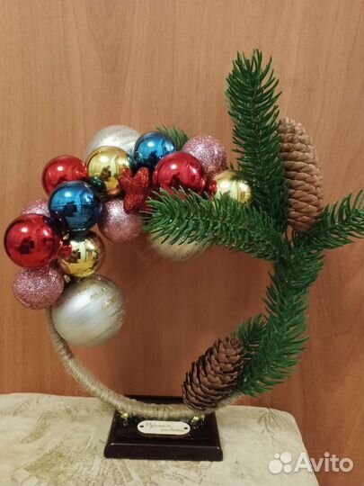 Новогодняя композиция с шарами и шишкамм