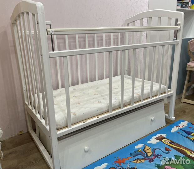 Детская кроватка с маятником
