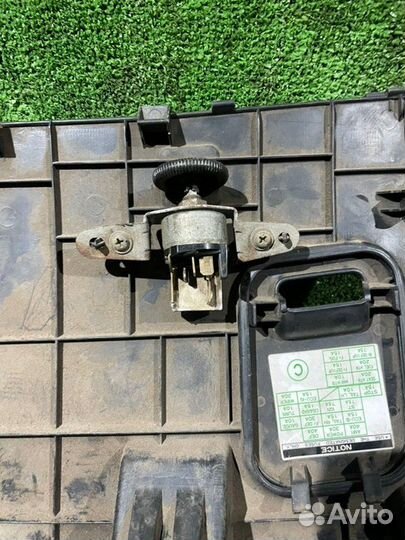 Консоль под рулевой колонкой Toyota Carina AT190