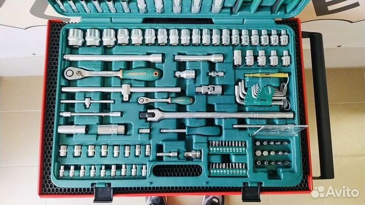 Набор инструмента Jonnesway 142 предмета + фонарь