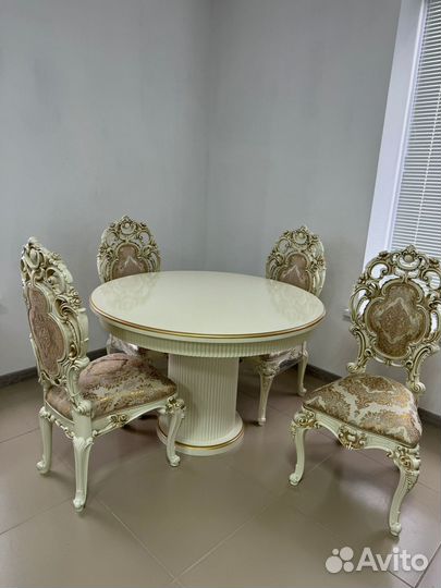 Стол и стулья