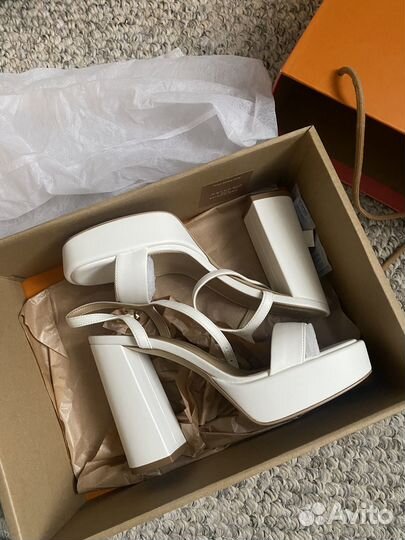 Босоножки белые Эконика 37р