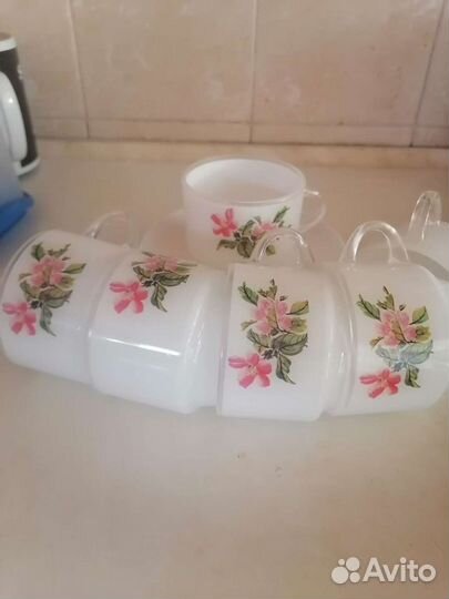 Стаканы, чашки с блюдцами