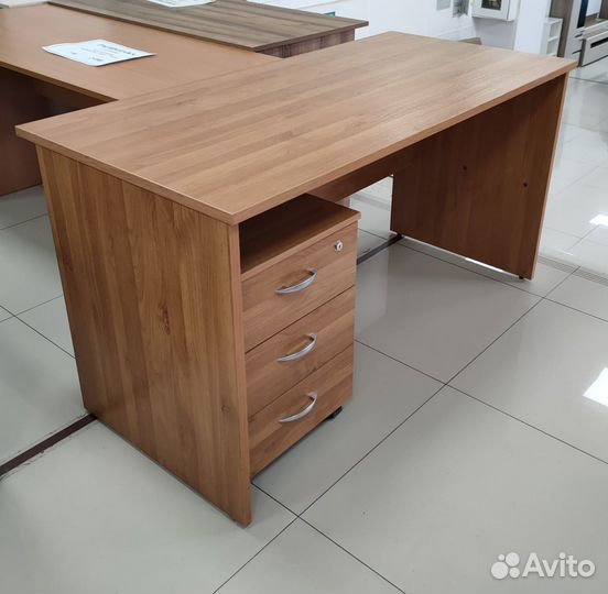Офисные столы и шкафы
