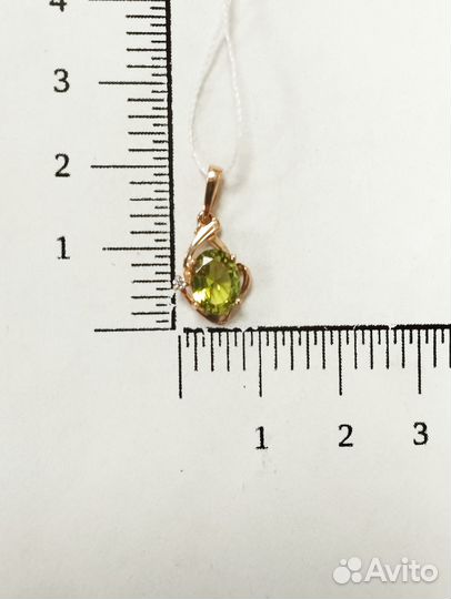 Золотая подвеска с камнем