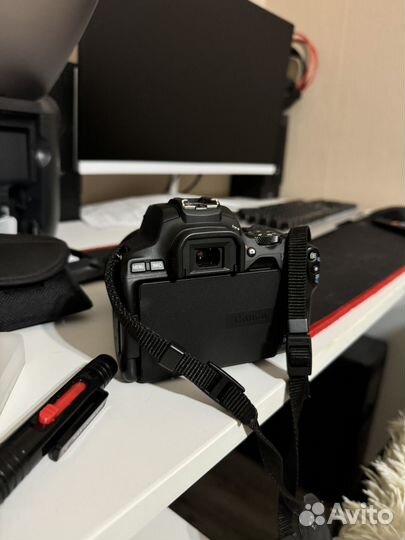 Зеркальный фотоаппарат canon eos250d kit