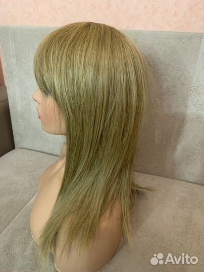 Песочный светлый парик с челкой средней длины