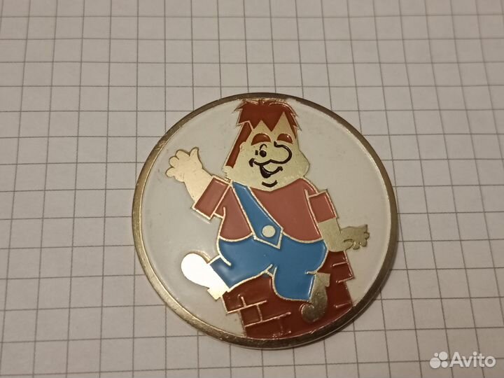 Значок Карлсон, круглый