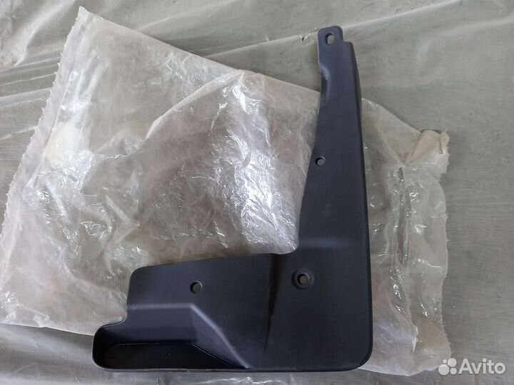 Брызговик передний левый Toyota camry 70