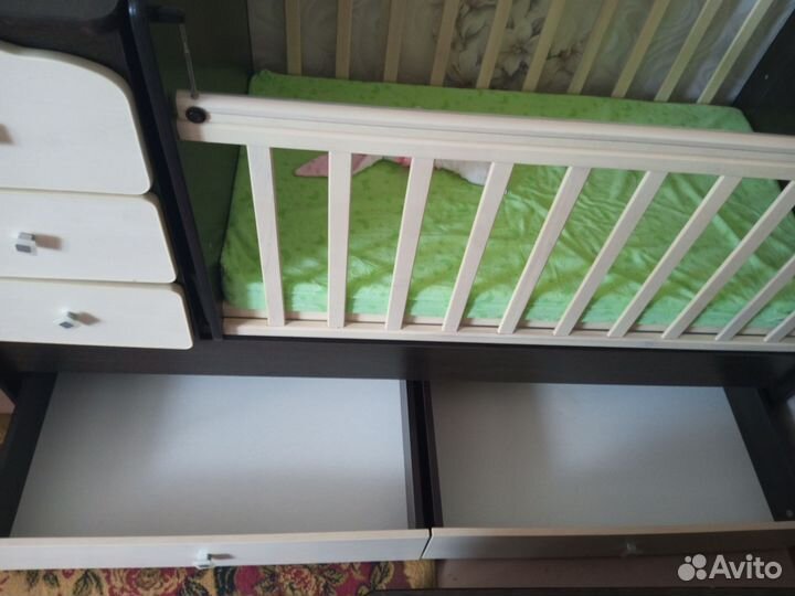 Детская кроватка с маятником