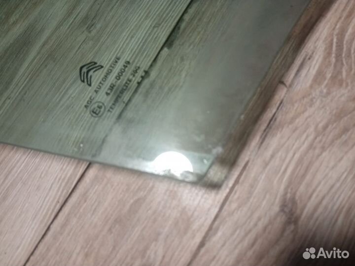 Стекло передней правой двери Citroen C4