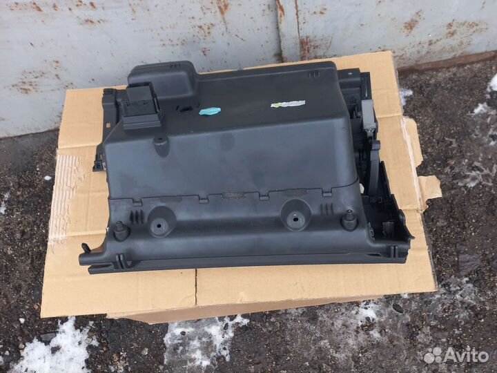 VW Touran (03-10) бардачок 1T1857097D низ торпеды